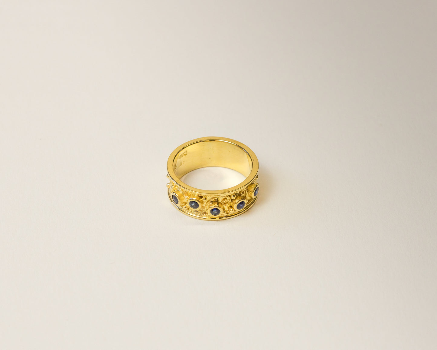 Goldring mit Safiren