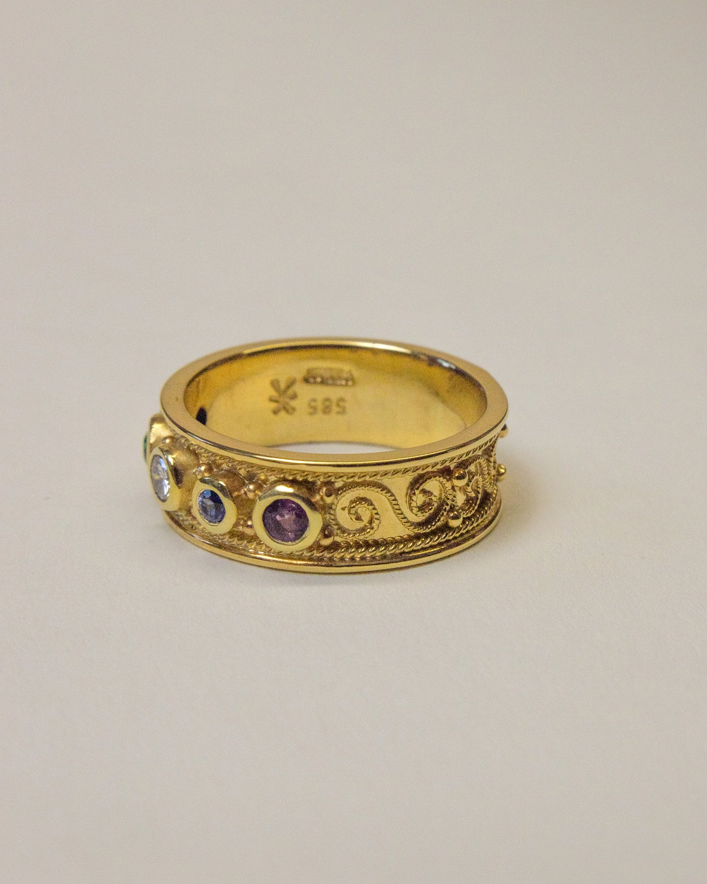 Goldring mit Brilliant, Smaragd, Saphir und Rubin
