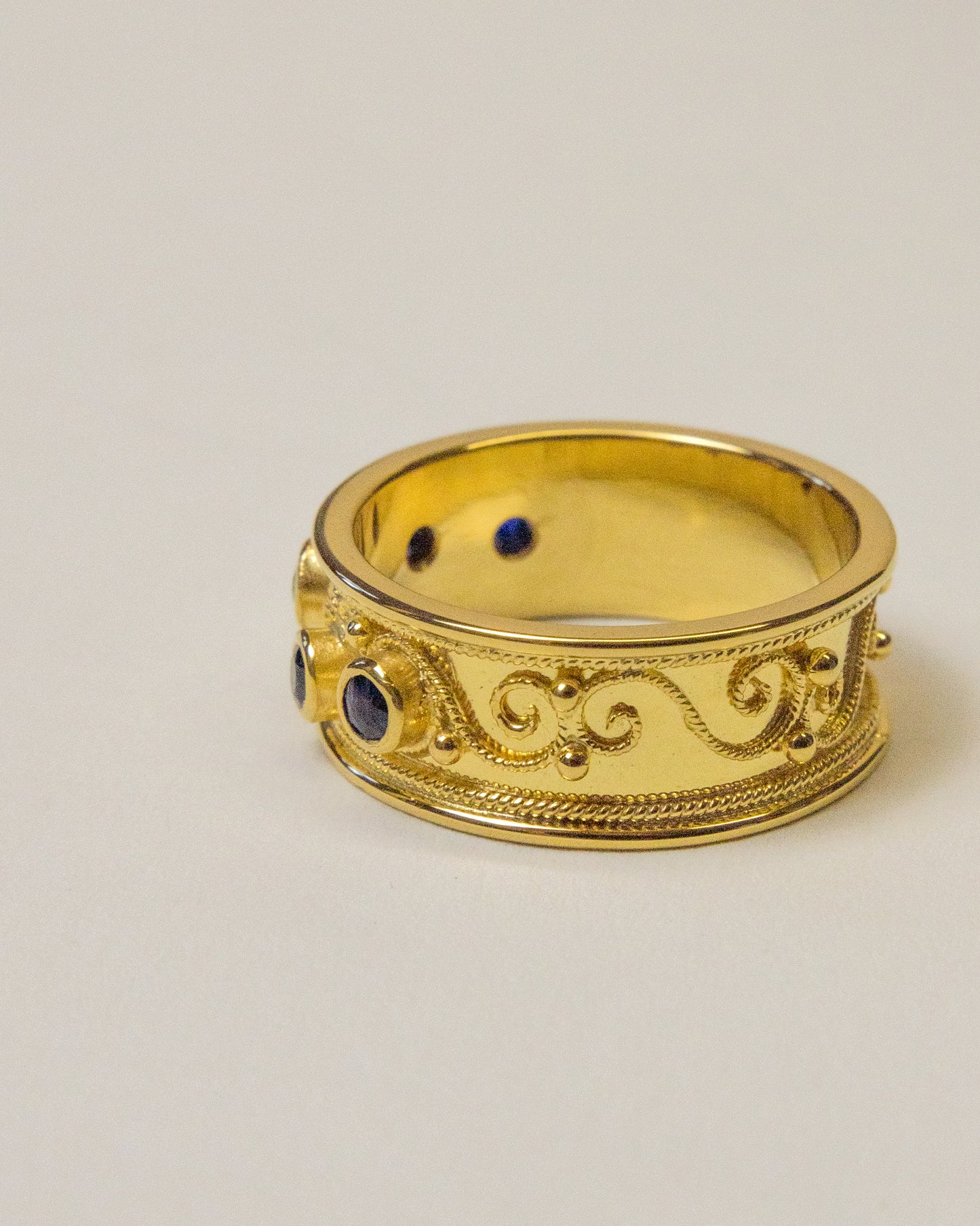 Goldring mit Safiren