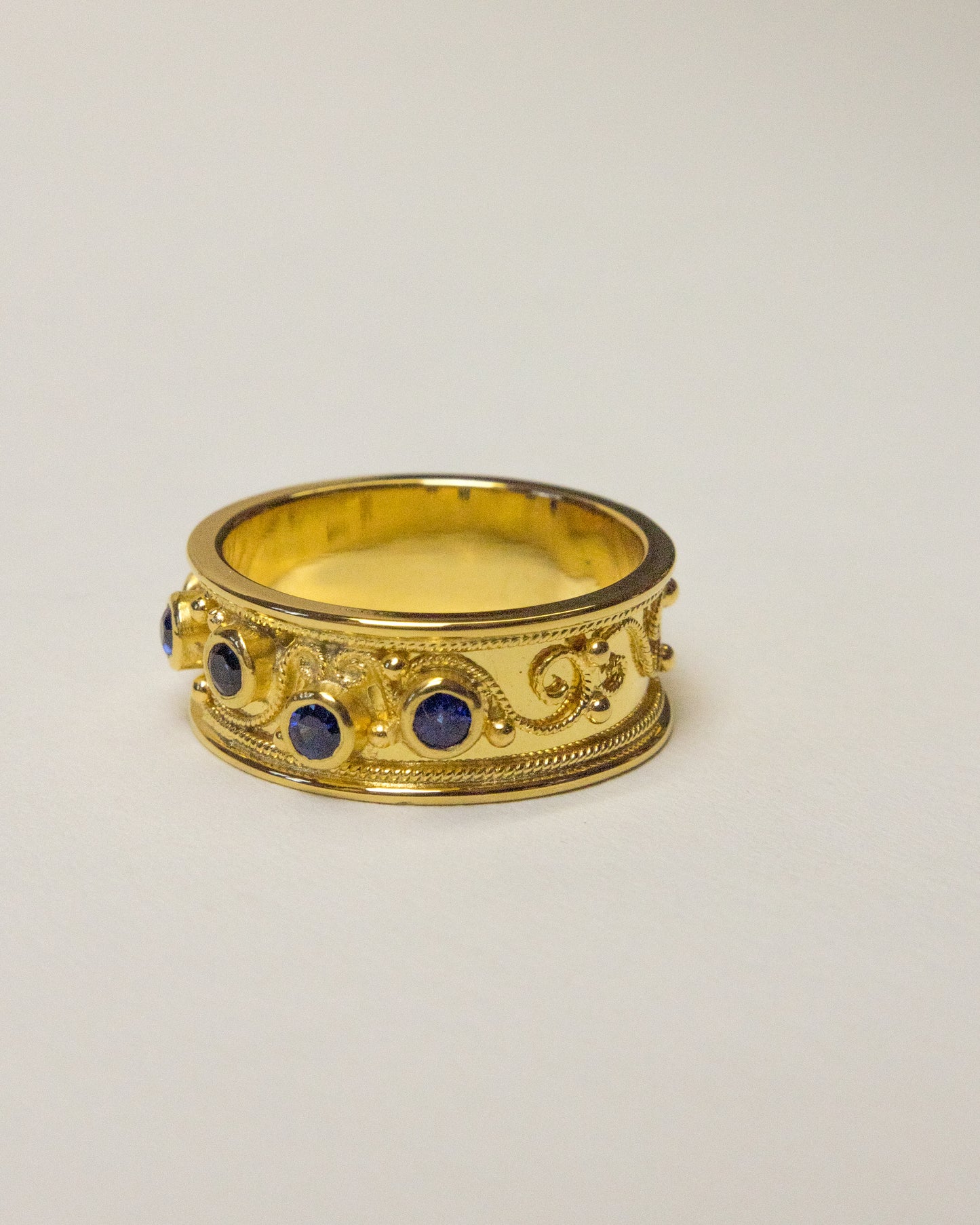 Goldring mit Safiren