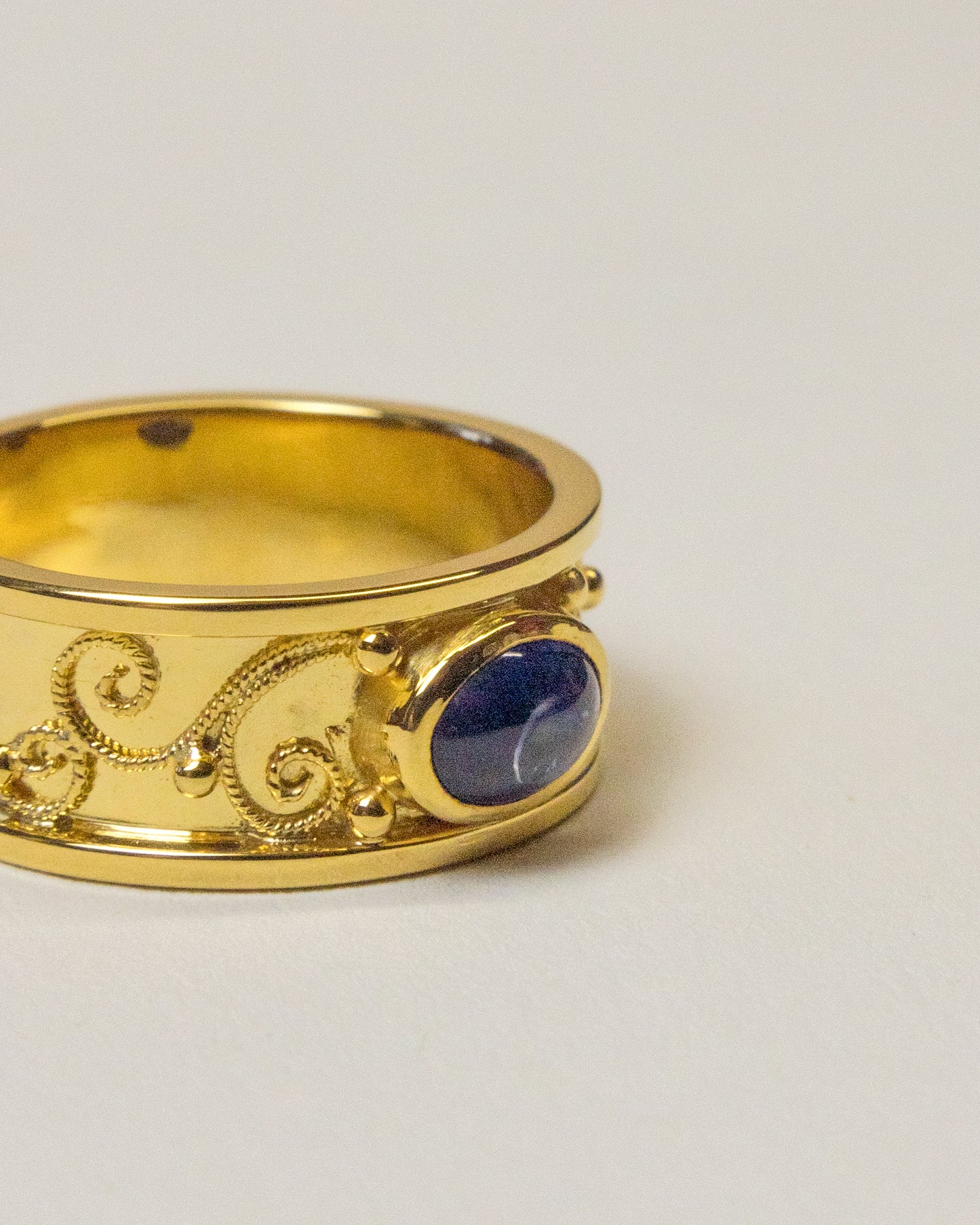 Goldring mit Saphir